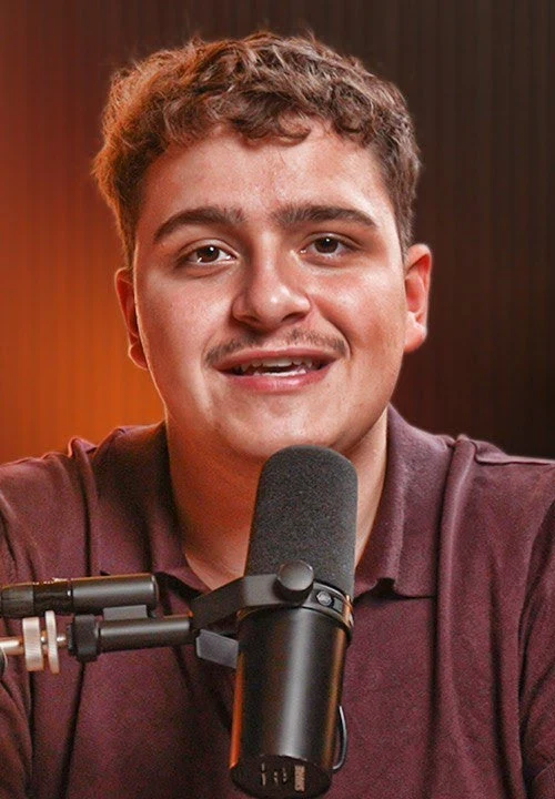 Léo Da Silva dans son studio, au micro